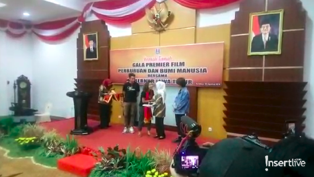 Suasana penyerahan cendramata dari Gubernur Jawa Timur&comma; diterima oleh produser beserta perwakilan cast film Bumi Manusia&period;