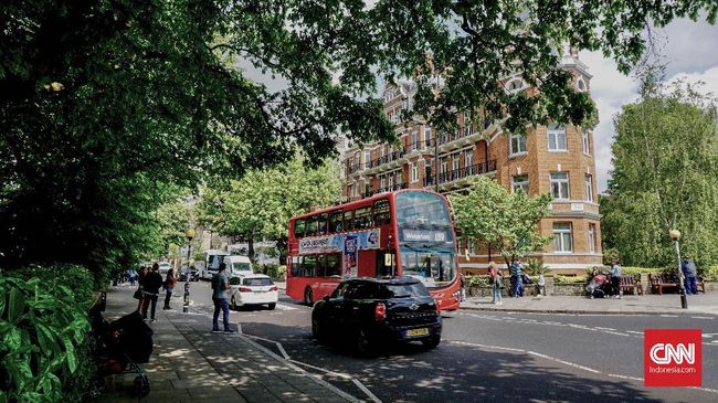 Perlu diketahui kalau persimpangan Abbey Road tak sesepi dalam sampul album The Beatles.