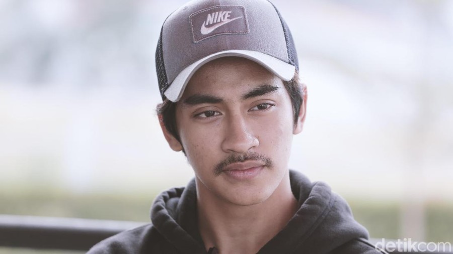 Abidzar Al Ghifari dikritik netizen karena memanggil ayahnya, almarhum Uje, dengan sebutan bang bro.
