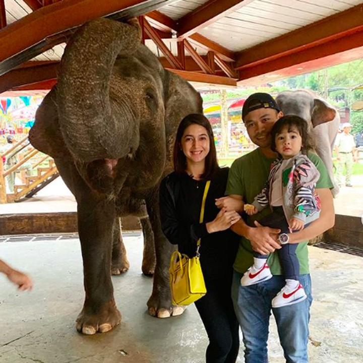 Kebun binatang menjadi salah satu destinasi liburan mereka. Saatnya mengenalkan gajah nih ke Raqeema. (Foto: Instagram @nsyakieb85)