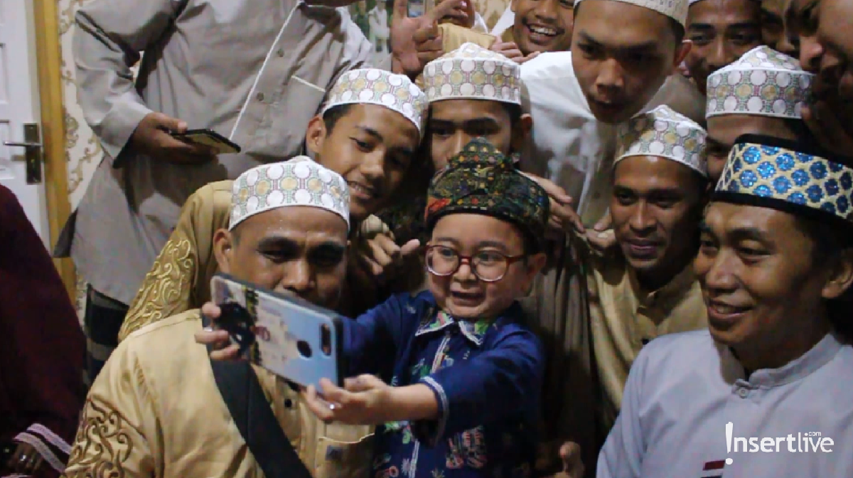 Daus Mini mengajak istrinya untuk menimba ilmu agama kepada Gus Anom di Kalimantan Selatan&period; 