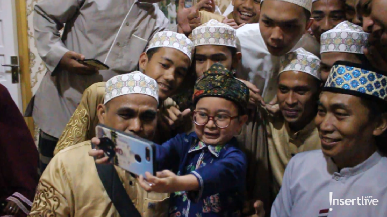 Daus Mini mengajak istrinya untuk menimba ilmu agama kepada Gus Anom di Kalimantan Selatan. 