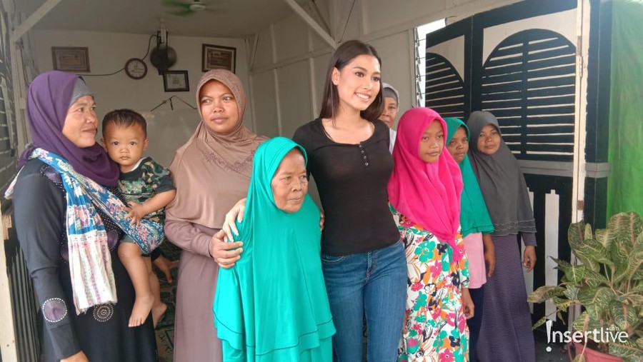 Frederika Alexis melakukan survey pada 1000 warga Indonesia yang belum memiliki akta kelahiran.