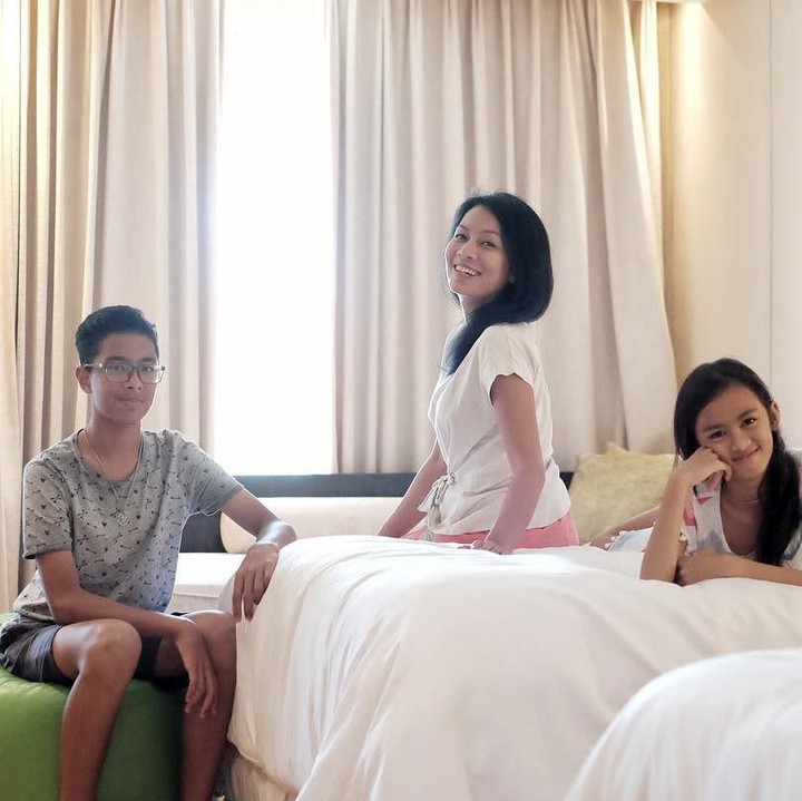 <p>Liburan bersama menjadi pilihan Dee untuk menghabiskan waktu bersama buah hatinya. (Foto: Instagram: @deelestari)</p>
