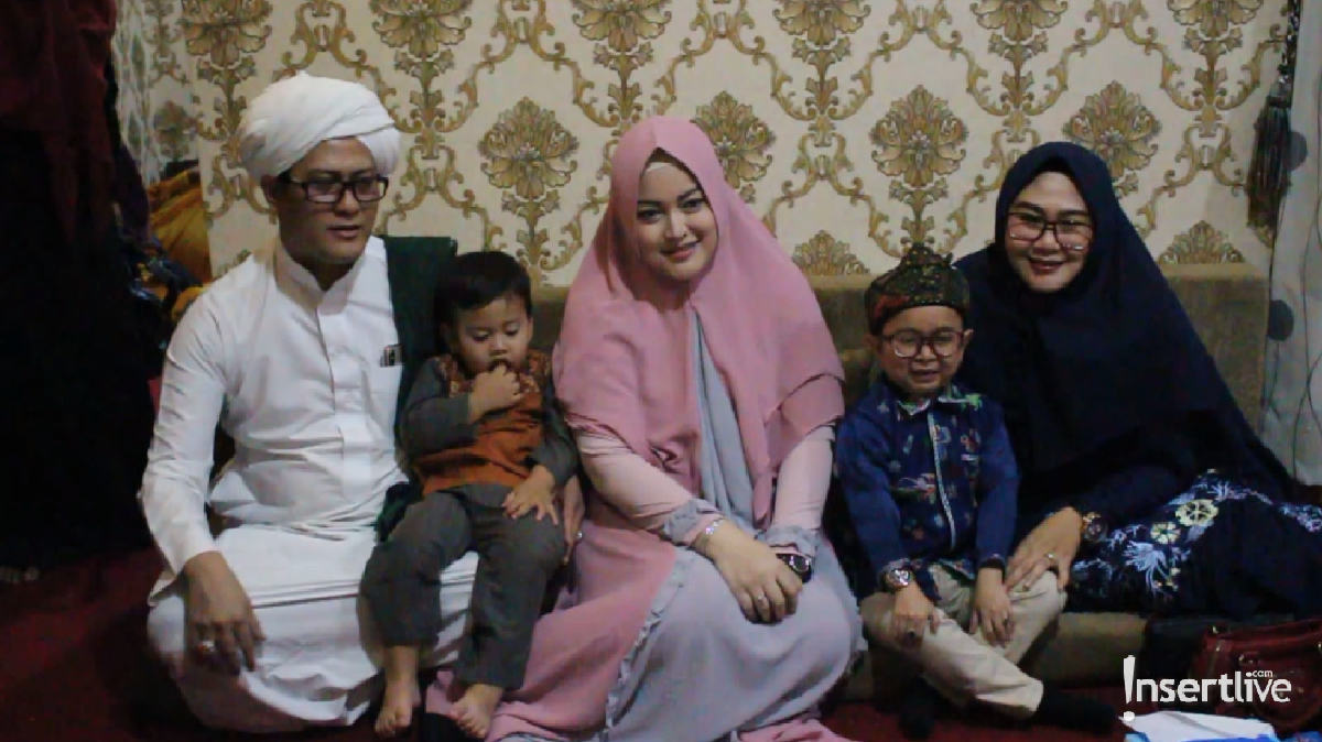 Daus Mini mengajak istrinya untuk menimba ilmu agama kepada Gus Anom di Kalimantan Selatan&period; 