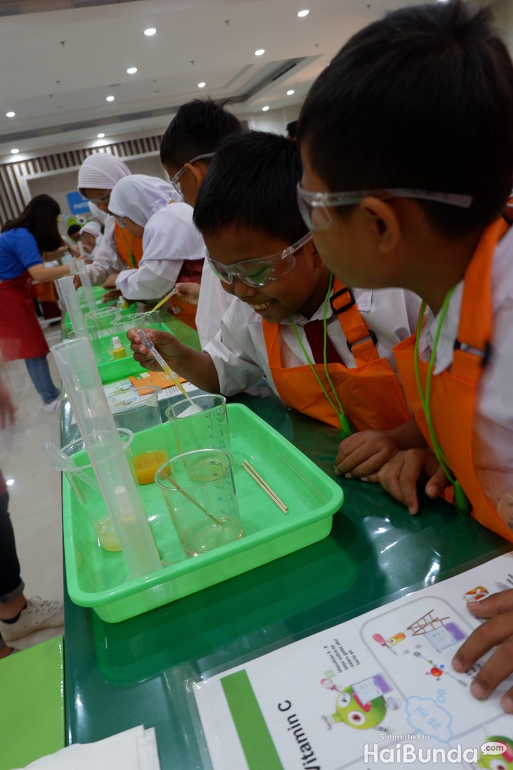 Keseruan Anakanak Belajar Lakukan Eksperimen Kimia Foto 7