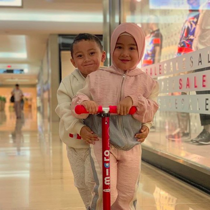 <p>Foto terbaru Ratu dan Raja. Semoga sehat selalu ya Ratu dan Raja! (Foto: Instagram @syh55)</p>