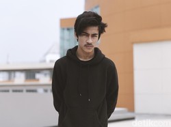 Anak Umi Pipik Rangkul Cewek, Netizen Heboh