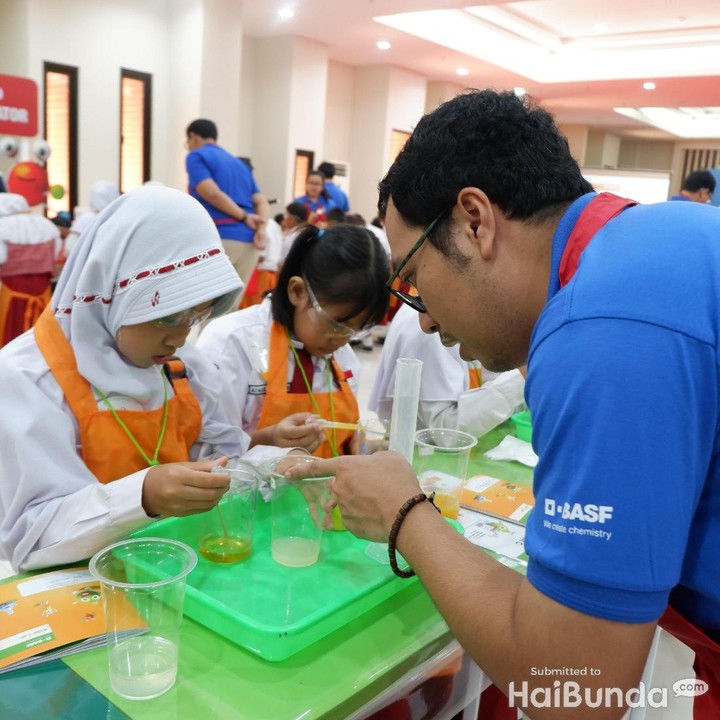 Anak-anak enggak dibiarkan melakukan eksperimen ini sendiri kok, Bun. Ada kakak pendamping yang siap menjelaskan setiap langkah eksperimen.