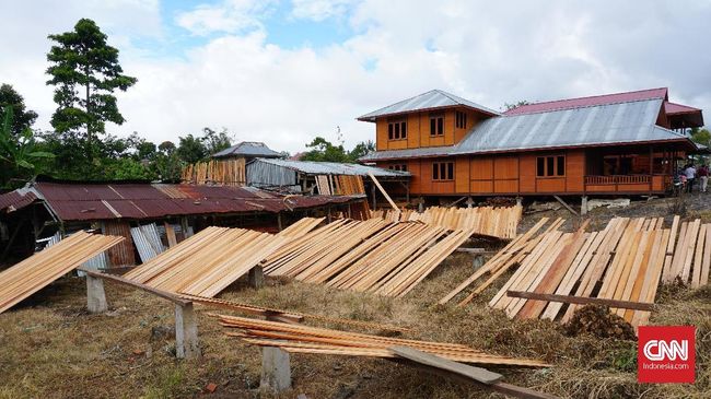 Sudah sejak lama kawasan Woloan dikenal sebagai sentra rumah panggung.