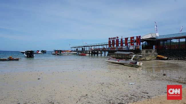 Salah satu dampak pemanasan global di lautan adalah pemutihan terumbu karang, dan hal ini terlihat di salah satu titik snorkeling di Bunaken.
