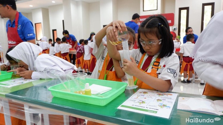 Dengan pengawasan yang tepat, bahan kimia bisa diubah menjadi sarana anak bereksplorasi, Bun.