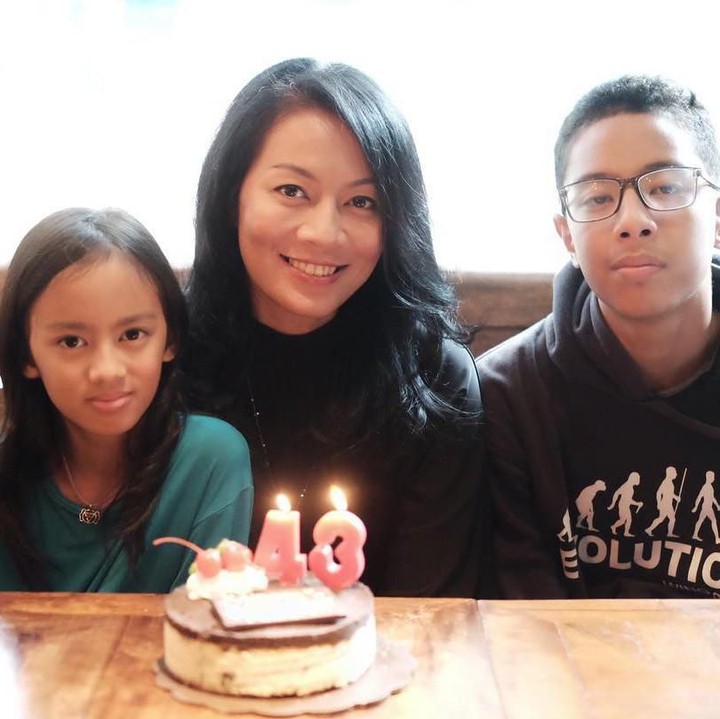 <p>Di perayaan ulang tahunnya ke-43, enggak ketinggalan Keenan dan Atisha menemani. (Foto: Instagram: @deelestari)</p>