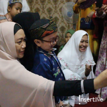 Daus Mini Jadi Rebutan Swafoto Ibu-ibu Pengajian di Kalimantan