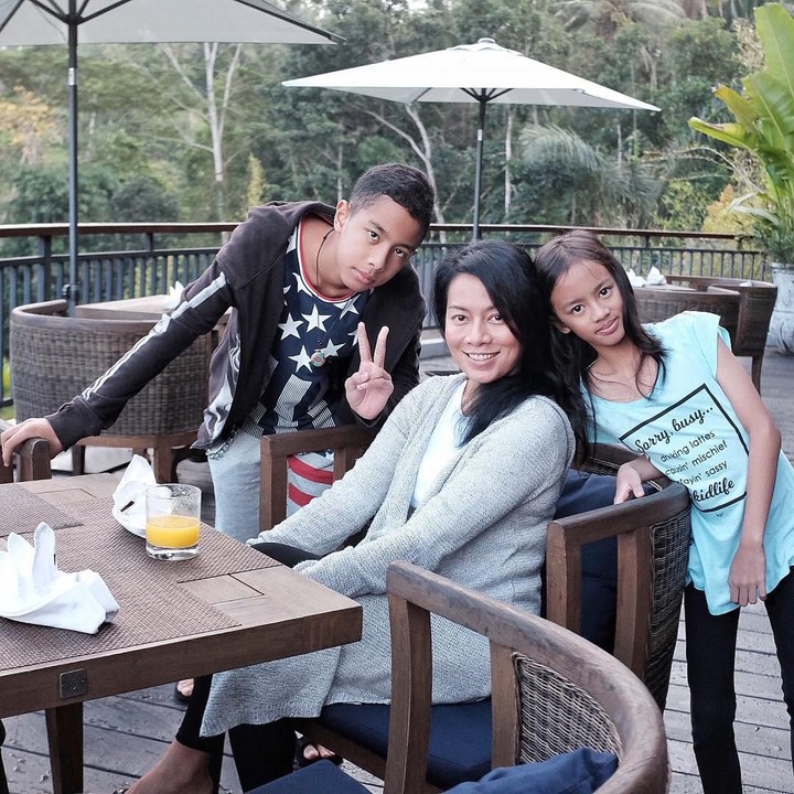 <p>Gimana? Dee dan kedua anaknya mirip enggak, Bun? (Foto: Instagram: @deelestari)</p>