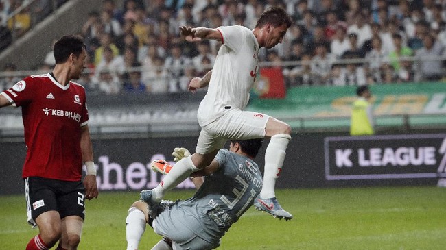 Penyerang Juventus, Mario Mandzukic, dilaporkan menolak ajakan untuk bergabung dengan klub Prancis, Paris Saint-Germain (PSG).
