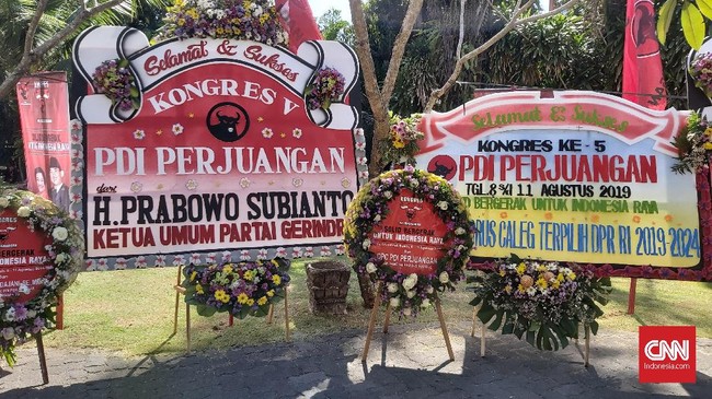 Karangan bunga dari Ketua Umum Partai Gerindra Prabowo Subianto terpampang di arena Kongres V PDIP di Hotel Grand Inna Bali Beach, Bali, Kamis (8/8).
