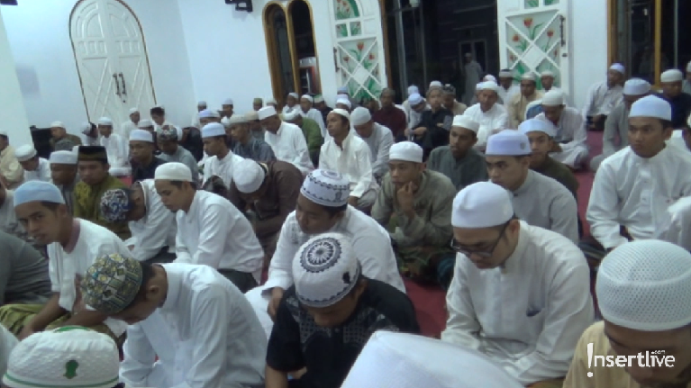 Daus Mini mengajak istrinya untuk menimba ilmu agama kepada Gus Anom di Kalimantan Selatan. 
