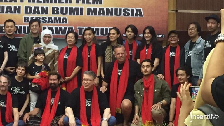 Suasana penyerahan cendramata dari Gubernur Jawa Timur, diterima oleh produser beserta perwakilan cast film Bumi Manusia.