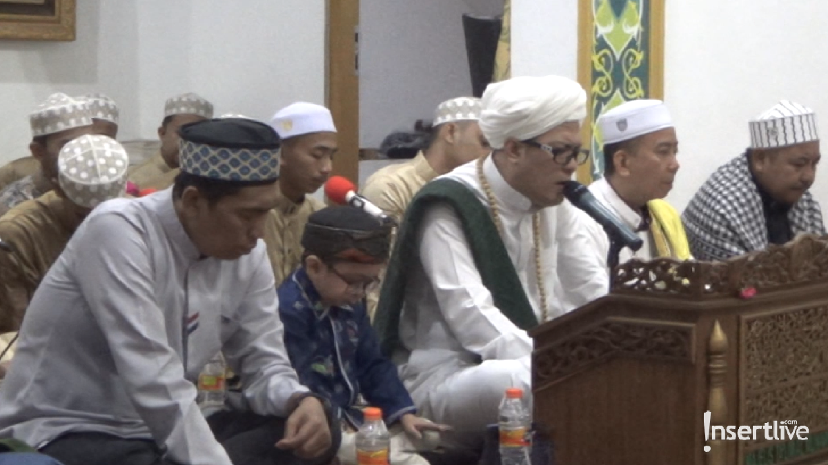 Daus Mini mengajak istrinya untuk menimba ilmu agama kepada Gus Anom di Kalimantan Selatan&period; 