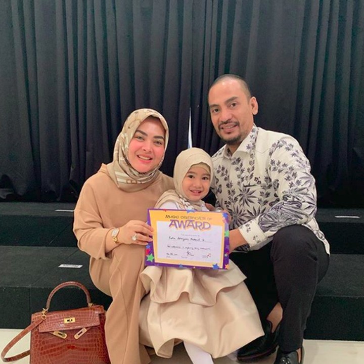 <p>Si kecil Ratu bersama kedua orang tuanya, Aisyahrini dan Jeffry Geovani. (Foto: Instagram @syh55)</p>