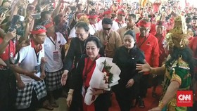 Megawati, Puan dan Prananda Serba Hitam di Kongres V PDIP