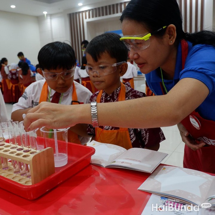 Selain mengenal bahan kimia, anak-anak juga dikenalkan dengan berbagai peralatan kimia dan situasi di laboratorium.