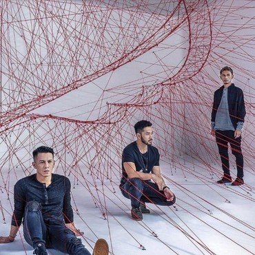 Lirik Lagu Mendekati Lugu - NOAH