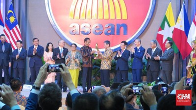 Presiden Joko Widodo memberikan sambutan dalam peresmian Gedung Sekretariat Baru ASEAN, di Kebayoran Baru, Jakarta Selatan, Kamis (8/8). Jokowi juga menandatangani prasasti peresmian gedung tersebut.