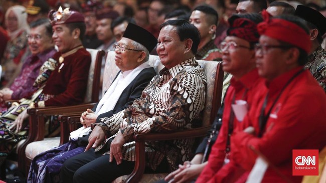 Sebelum meninggalkan kongres PDIP, Prabowo menyempatan diri untuk berswafoto dengan Megawati. Sambil bercanda, Prabowo mengatakan sudah kena pukul di Kongres.