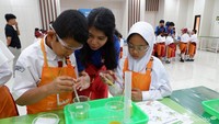 Keseruan Anak-anak Belajar Lakukan Eksperimen Kimia