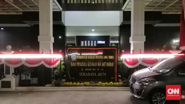 Geledah Kantor BPKAD Jatim, KPK Bawa Dua Koper dan Satu Tas KPK menggeledah Kantor BPKAD Jawa Timur Kamis (9/8) dan keluar dengan membawa dua koper dan satu tas.