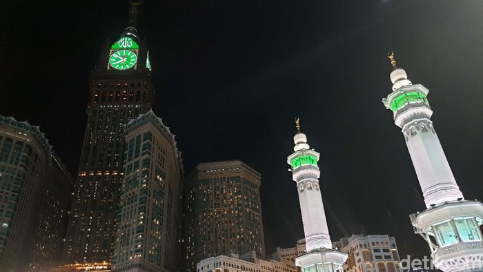 Masjidil Haram memiliki daya magis bagi umat muslim dunia. Terlebih ketika malam tiba, cahaya di langit Baitullah begitu memanjakan mata.