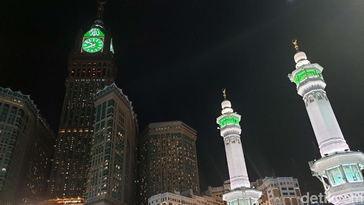 Masjidil Haram memiliki daya magis bagi umat muslim dunia. Terlebih ketika malam tiba, cahaya di langit Baitullah begitu memanjakan mata.