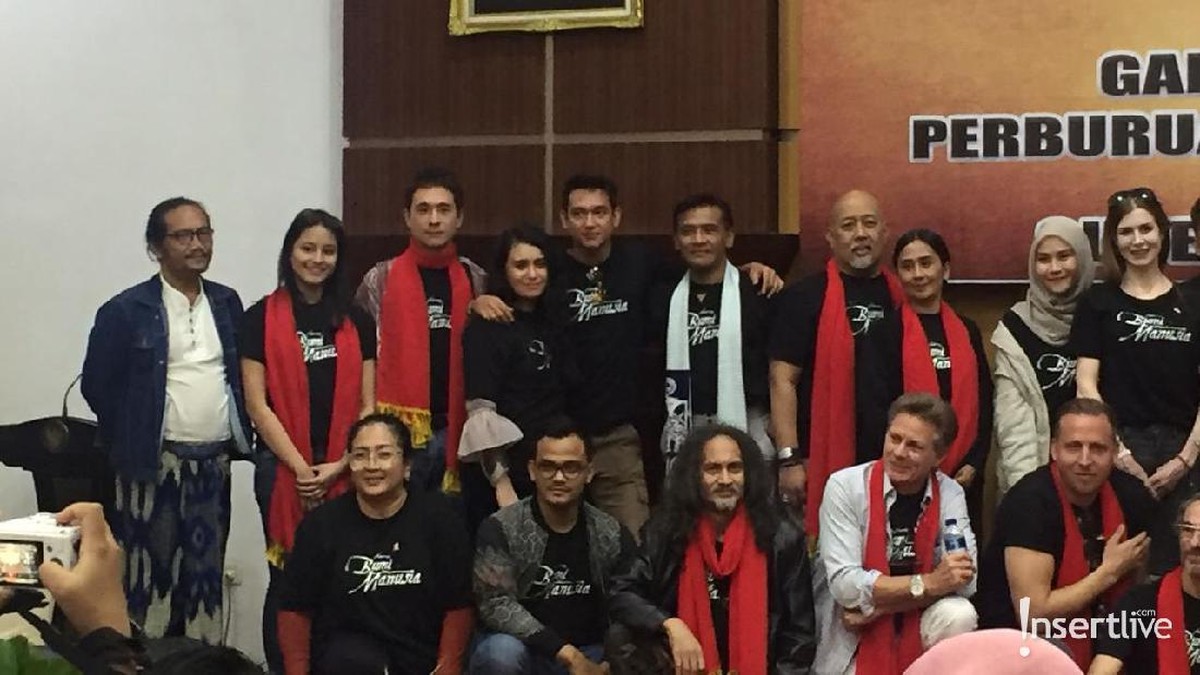 Suasana penyerahan cendramata dari Gubernur Jawa Timur&comma; diterima oleh produser beserta perwakilan cast film Bumi Manusia&period;