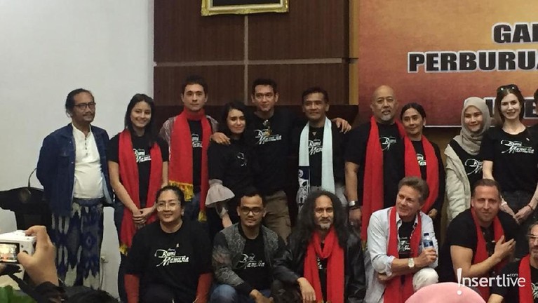 Keseruan Pemain Bumi Manusia dan Perburuan di Surabaya Suasana penyerahan cendramata dari Gubernur Jawa Timur, diterima oleh produser beserta perwakilan cast film Bumi Manusia.