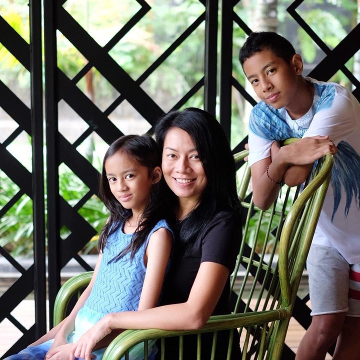 <p>Dewi Lestari memiliki dua anak. Merek bernama Keenan Avalokita Kirana dan Atisha Prajna Tiara. (Foto: Instagram: @deelestari)</p>