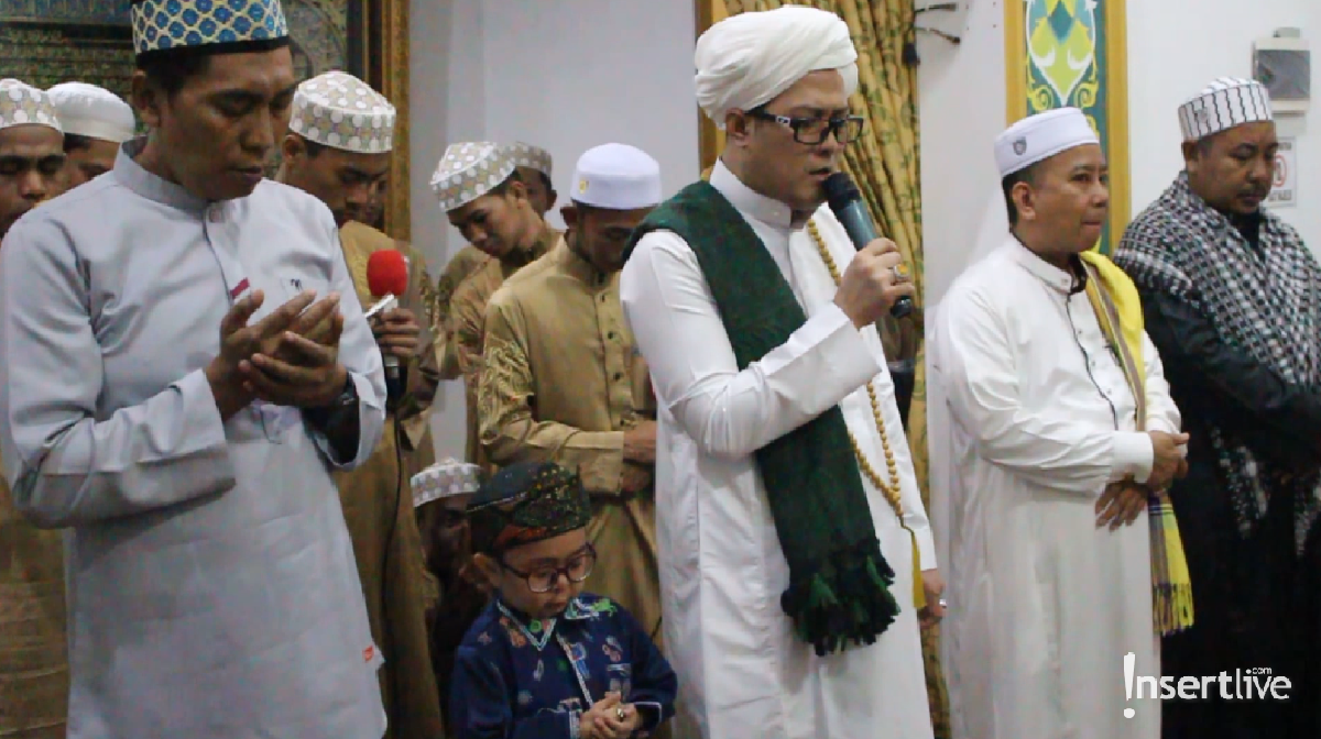 Daus Mini mengajak istrinya untuk menimba ilmu agama kepada Gus Anom di Kalimantan Selatan&period; 