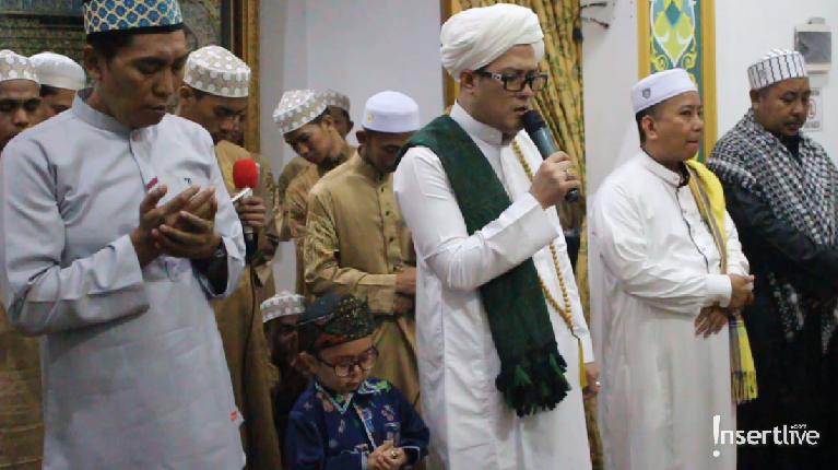 Daus Mini mengajak istrinya untuk menimba ilmu agama kepada Gus Anom di Kalimantan Selatan. 