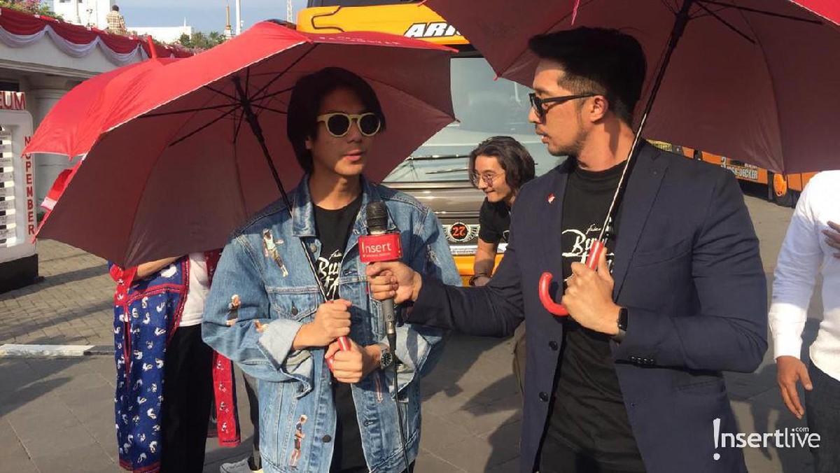 Suasana penyerahan cendramata dari Gubernur Jawa Timur&comma; diterima oleh produser beserta perwakilan cast film Bumi Manusia&period;