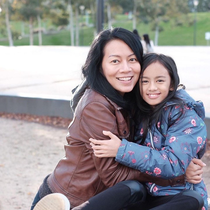 <p>Sedangkan Atisha adalah anak Dee dari pernikahannya dengan Reza Gunawan. Ibu dan anak ini kompak banget ya? (Foto: Instagram: @deelestari)</p>