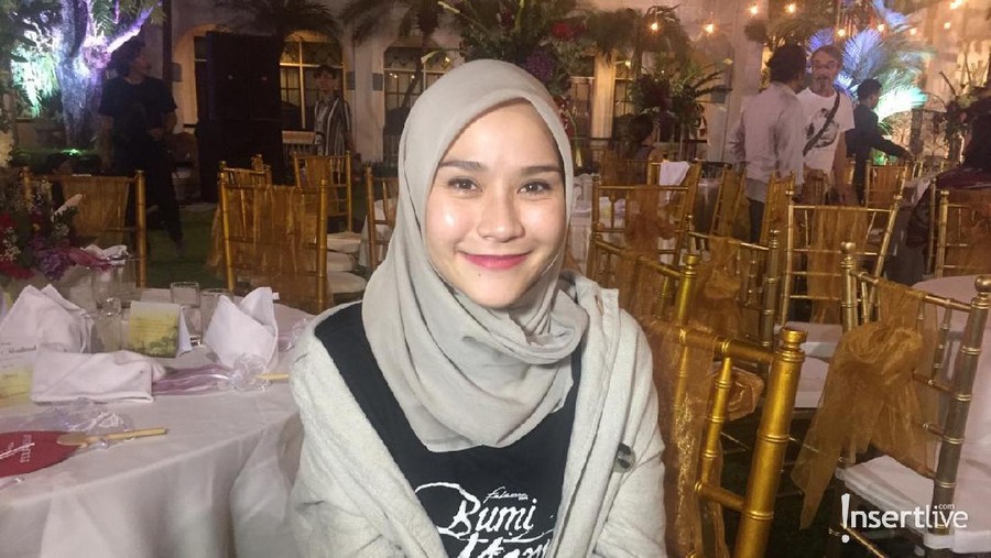 Zaskia Adya Mecca menceritakan pengalamannya terserang penyakit berbarengan dengan keempat anaknya. Mereka semua dirawat di rumah sakit.