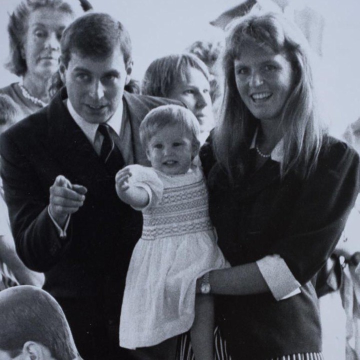 Di ulang tahunnya yang ke-31, sang ibu membagikan throwback foto-foto masa kecil Beatrice, salah satunya kebersamaannya dengan sang ayah. (Foto: Instagram @sarahferguson15)