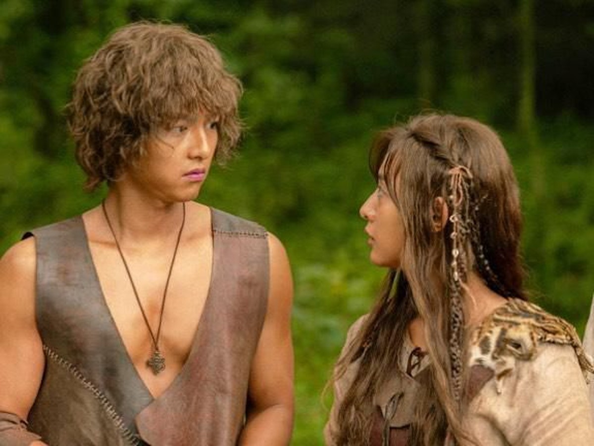 Usai lepas dari Song Hye Kyo&comma; Song Joong Ki kini dijodoh-jodohkan netizen dengan artis cantik Kim Ji Won&period;