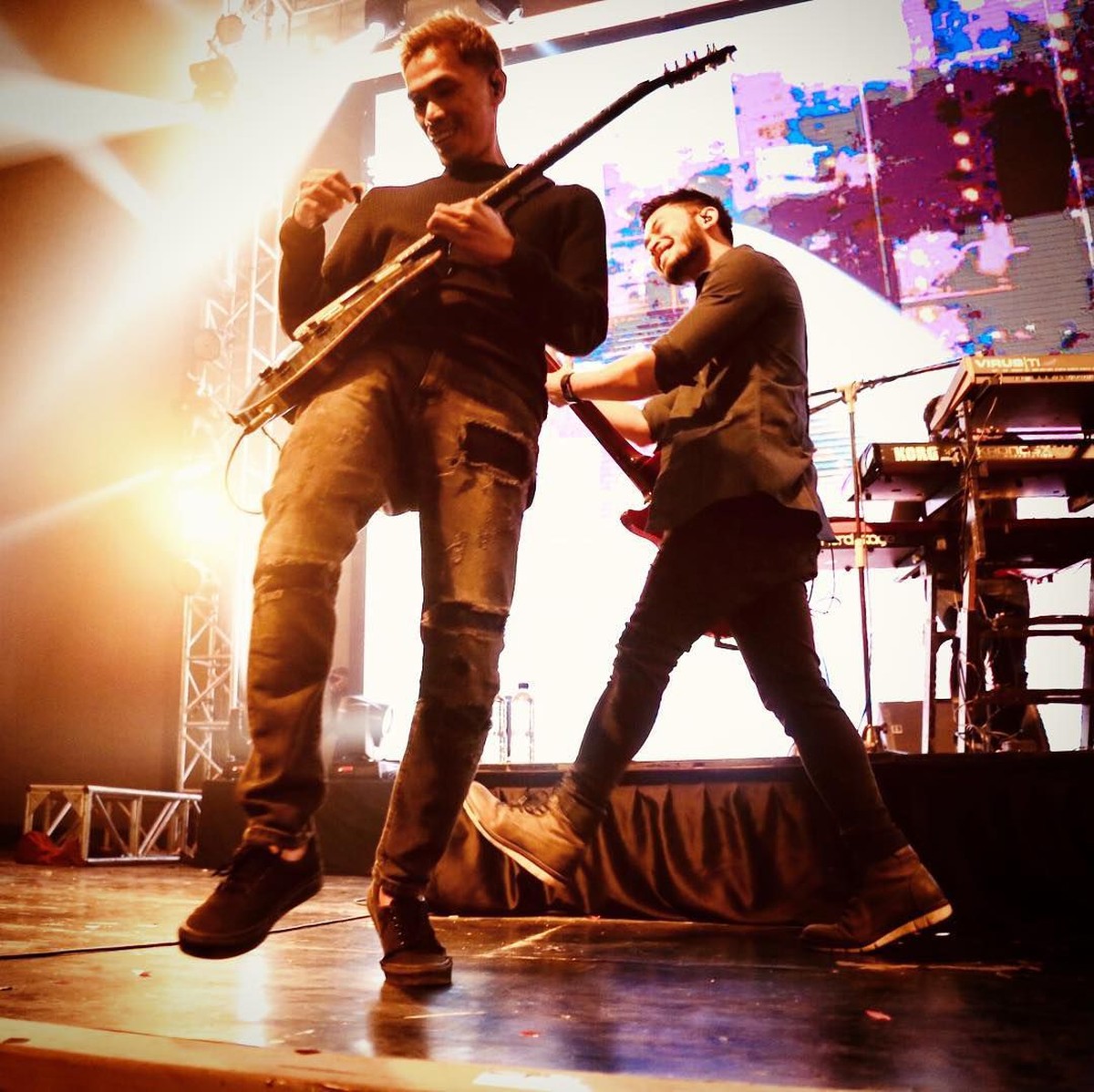 Uki resmi hengkang dari NOAH&period; Sebagai seorang gitaris&comma; penampilan Uki selalu memikat&period; Ini deretan penampilan Uki di atas panggung khusus untuk Insertizen&colon;