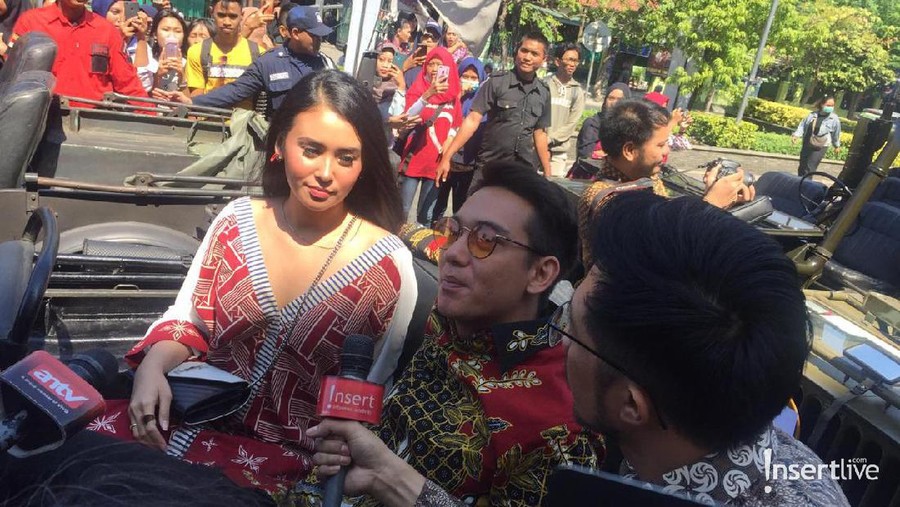 Ratusan penggemar memadati lobi utama Surabaya Town Square untuk menyaksikan gala premier film Bumi Manusia dan Perburuan.