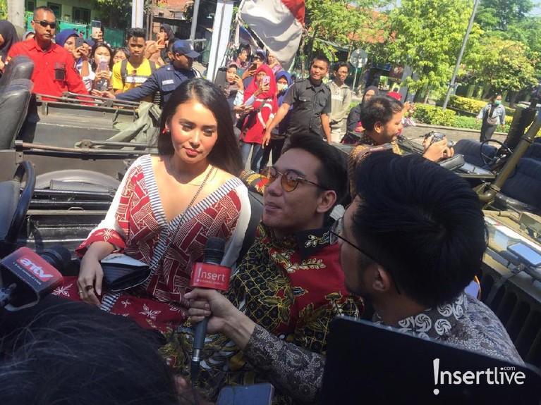 Gala premier film Bumi Manusia dan Perburuan berlangsung meriah digelar di Surabaya, Jawa Timur. Berikut sederet potret kemeriahannya.