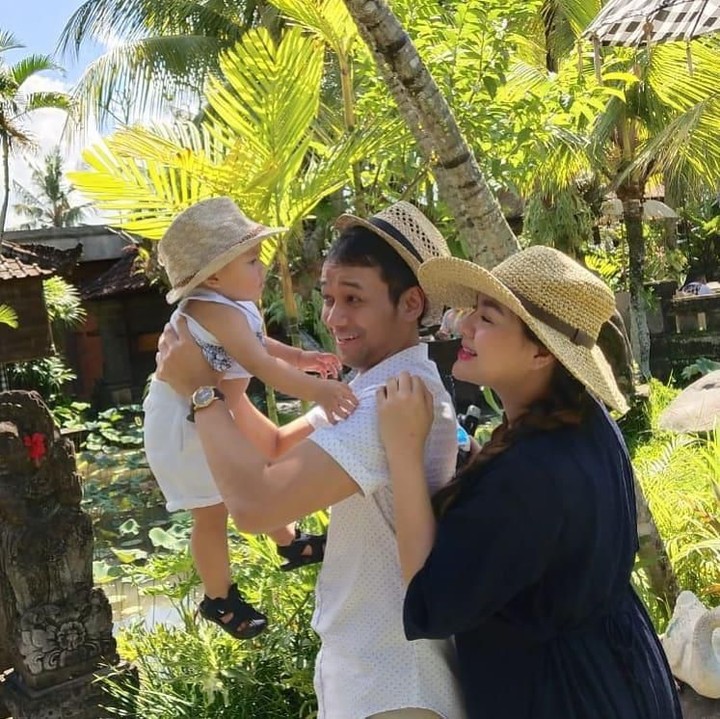<p>Bahagia selalu ya, Vicky Shu dan keluarga. (Foto: Instagram @vickyshu)</p>