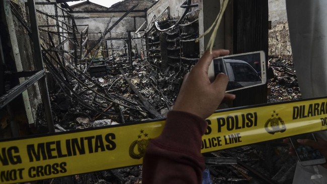 Gubernur DKI Anies Baswedan akan mendata dan menandai kawasan yang rawan terbakar di Jakarta akibat masalah listrik.