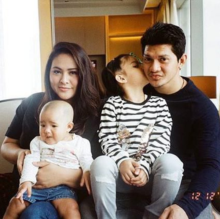 <p>Meski namanya sudah mendunia, Iko Uwais tetap menjadi sosok <em>family man</em> bagi keluarganya. Kakak Atreya terlihat memberikan ciuman sayang untuk sang ayah. (Foto: Instagram @audyitem)</p>